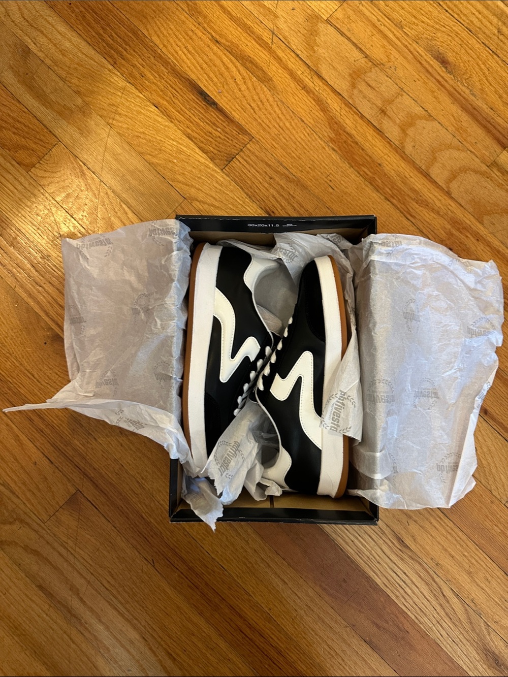 PB5 Women's Retro Lifestyle Sneaker, PB5 Cosmic | Black-White